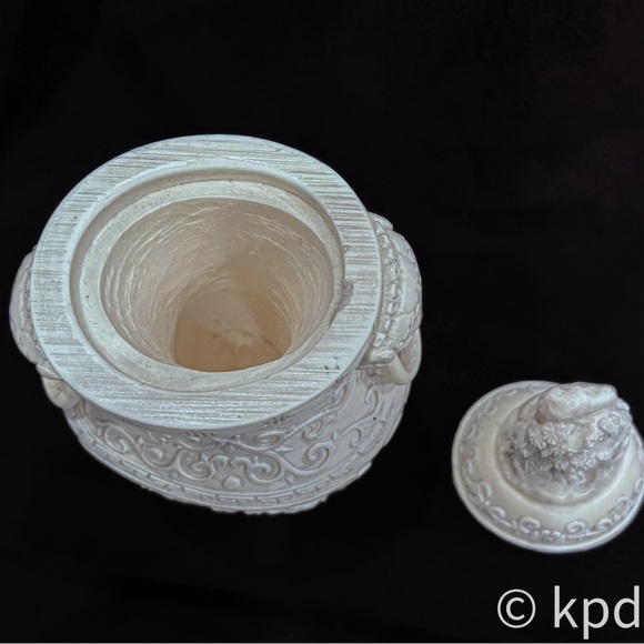 Intricate Vintage/Antique Decorative Vessel in the tradition of Chinese artistry - Picture 9 of 10